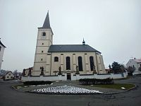 Hustopeče nad Bečvou - ohradný múr so 14. sochami okolo kostola