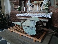 vrcholová hlavica sanktusníka bola už veľmi poškodená