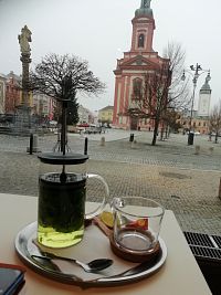 pohľad z okna kaviarne na dominantu Masarykovho námestia