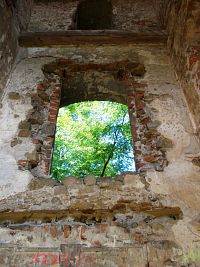 pohľad na ruinu veže kostola II (2021)