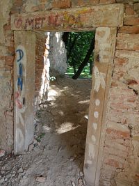 pohľad na vchod do veže kostola (2021)