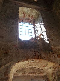 pohľad na jedno z okien veže kostola (2021)