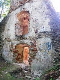 pohľad na ruinu veže kostola (2021)