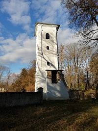 veža kostola pri ohradnom múre parku