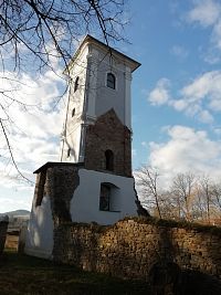 vynovená veža kostola so zbytkami múrov kostola