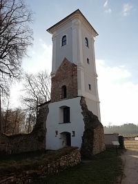 Lednické Rovne - opravená veža starého kostola v parku