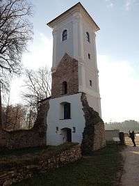 opravená veža kostola, ktorá bola v roku 1751 prestavaná z drevenej na murovanú