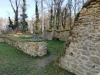 upravené zvyšky múrov kostola. Pôvodný kostol z roku 1640 prestavaný v roku 1751