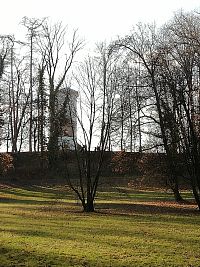 pohľad na vežu bývalého kostola z parku