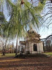 v parku - mauzóleum Jozefa Schreibera, zakladateľa Lednických sklárni