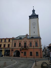 pohľad z Masarykovho námestia na budovu radnice a Radničnú ulicu