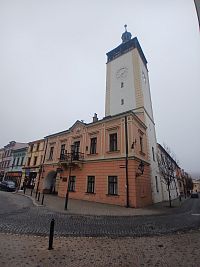 nárožná budova radnice a vežou