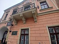 balkón a pamätná tabuľa