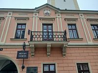 pohľad na balkón a erb v štíte budovy