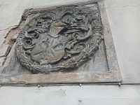 erb nad vstupom do zámku