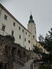 pohľad na časť zámku z terás