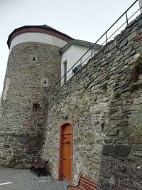 vchod do zámockého klubu