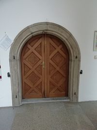 zaujali ma aj dvere v zastrešenom nádvorí zámku