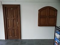 dvere a okenica na prízemí zámku