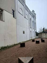oddychová zóna, zóna k zamysleniu vedľa synagógy na ploche 160 m², 6 hranolov so slovami : RADOSŤ, POKOJ, LÁSKA, ŠŤASTIE, SLÁVA a ŽIVOT