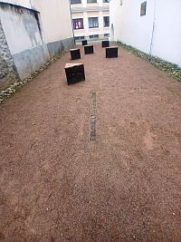 voľný priestor medzi synagógou a vedľajším domom bol vyčistený a upravený