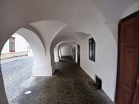 časť, ktorá bola sídlom židovskej samosprávy, dnes je vlastníkom Cirkev československá husitská