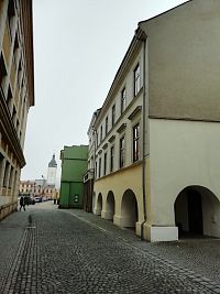 v pozadí veža starej radnice, v popredí budova , ktorá bola sídlom židovskej samosprávy