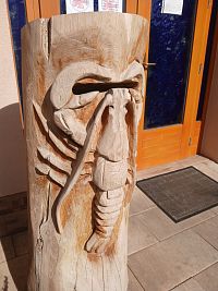 žeby schránka na dopisy od obyvateľov obce doručené pred dvere obecného úradu ?