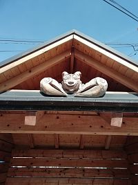 rak sa usmieva na občanov čakajúcich na autobus