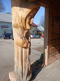 babička čakajúca na autobus alebo snáď striga ?