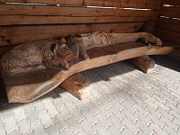 lavička v autobusovej zastávke s diviakom a orlom