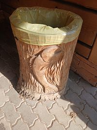 odpadový kôš s rybou