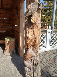 stĺp s vyrezanými zvieratami