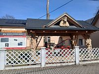 krásny drevený prístrešok a infotabuľa o Dobrovoľnom hasičskom zbore v Rakovom