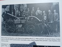 hasičská striekačka, ktorú obec kúpila v roku 1924, vtedy vznikol aj Dobrovoľný hasičský zbor v obci - historická fotografia