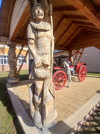 jeden stĺp prístrešku je v tvare sv. Floriána, ktorý hasí dom