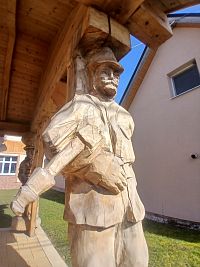 drevený hasič ako živý