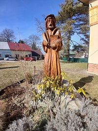 socha Martina Rakovského pred budovou obecného úradu