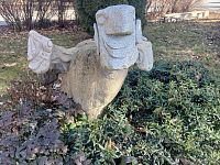 jedna nedrevená socha v parku