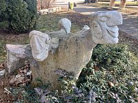 iný pohľad na sochu