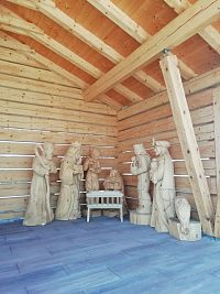 v kúte pódia betlem