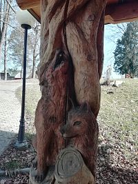 ďaľší stĺp so zvieratkami