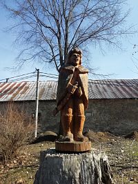 nad parkom sa nachádza socha Melichiora Rakovského