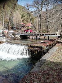 Gaderský potok v obci neďaleko vstupu do dolín