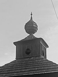 drevená veža zvonice s barokovou helmicou