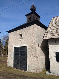 zvonica vedľa sýpky