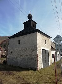 zvonica  stojaca pri ceste, za ňou tečie Blatnický potok