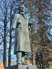 Ján Kolár s knihou v ruke