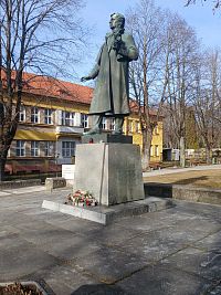 socha Jána Kollára, v pozadí škola Jána Kollára