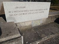 detail - slová Jána Kollára vytesané na doske pri pamätníku